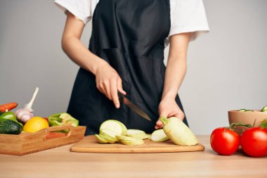 Mutfakta sebze doğramak sağlıklı yemek pişirmek yakın plan yemek