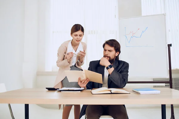 Mann und Frau am Schreibtisch diskutieren Emotionen Kommunikation — Stockfoto