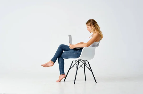 坐在椅子上的妇女与笔记本电脑通讯隔绝的背景 — 图库照片