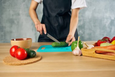 Evde kadın yemeği pişir vejetaryen yemek kesme tahtası