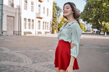 Açık hava meydanında sevimli sarı etek.