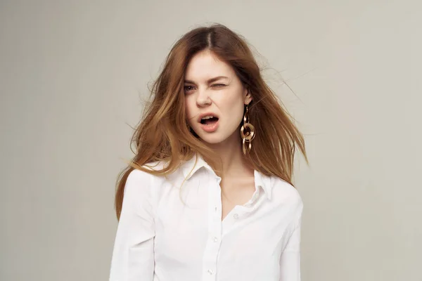 Mulher bonita com cabelo vermelho na camisa branca moda decoração de casa — Fotografia de Stock