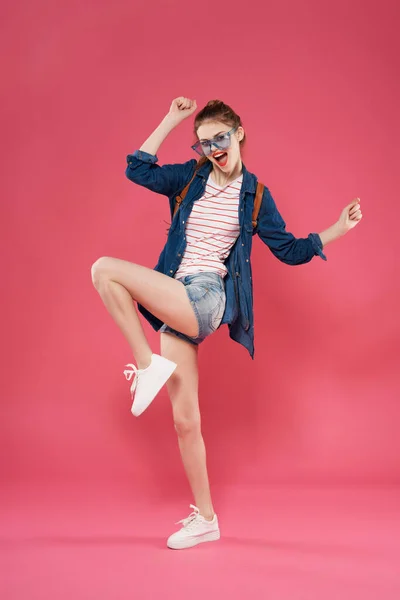 Alegre mochila estudiante de moda en manos posando moda —  Fotos de Stock