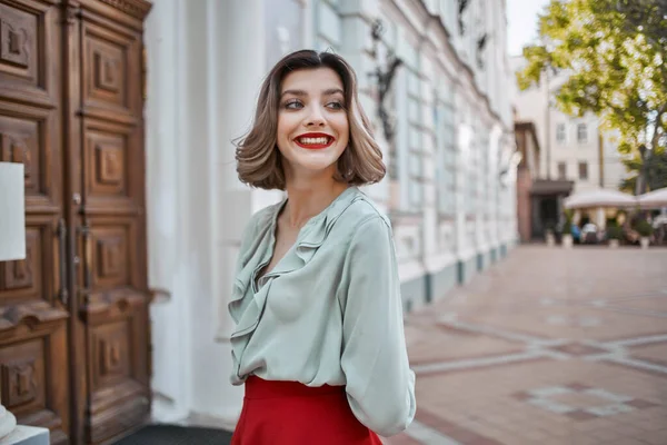 Bonita mujer al aire libre labios rojos caminar al aire libre estilo de vida — Foto de Stock