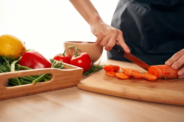 Affettare le carote in cucina cucinare insalata salute vitamine — Foto Stock