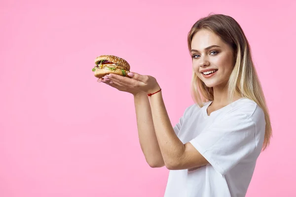 Милая блондинка в белой футболке гамбургер вкусная еда ресторан — стоковое фото