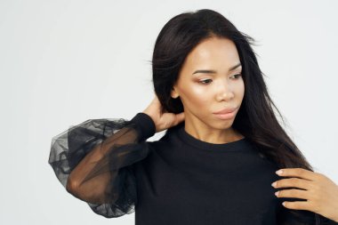 Afrikalı kadın görünüşü, şık saç stili, uzun saç, makyaj malzemeleri.