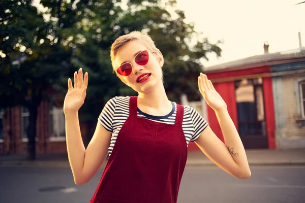 Glad kvinna bär solglasögon promenad livsstil romantik — Stockfoto