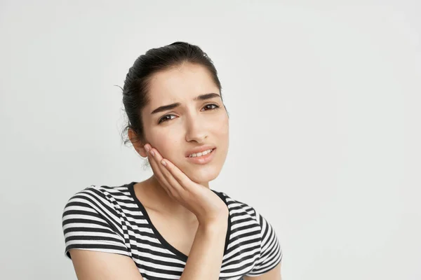 Mujer en camiseta rayada dolor de muelas incomodidad dentista — Foto de Stock