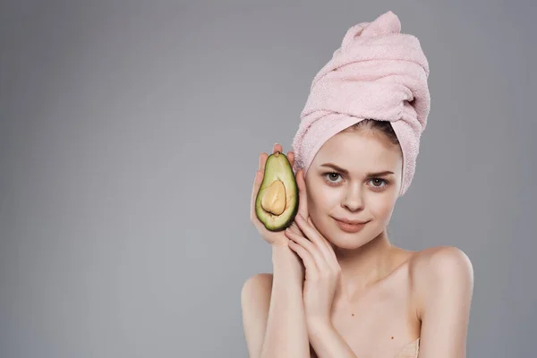 Mulher bonita ombros nus com frutas exóticas na mão vista cortada — Fotografia de Stock