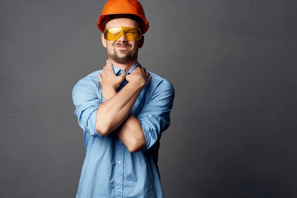 Man in het werken uniform geel bril constructie poseren — Stockfoto