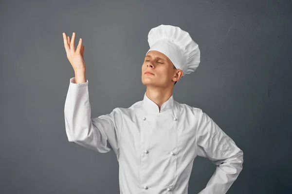 Uomo chef uniforme gesticolando con mano emozione professionale — Foto Stock