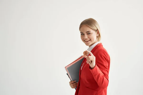 Geschäftsfrau und rote Jacke virtuelle Geldmünze Bitcoin — Stockfoto