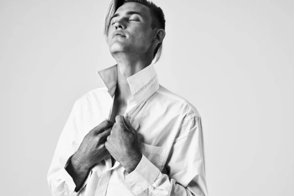 Hombre vistiendo camisa blanca peinado posando estudio elegante estilo —  Fotos de Stock