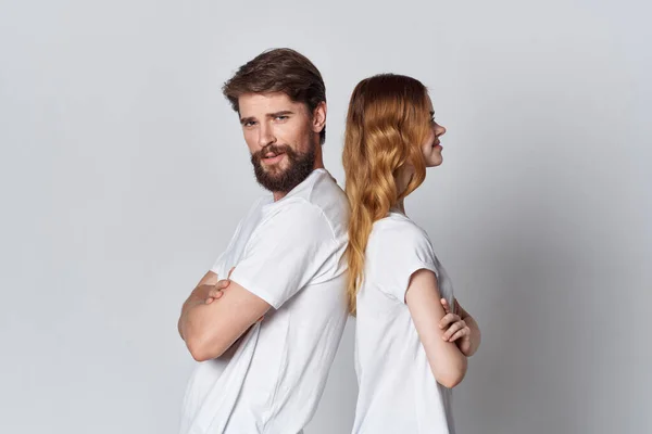 Joven pareja blanco camisetas copia espacio divertido — Foto de Stock