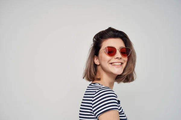 Allegra donna alla moda che indossa occhiali a righe t-shirt in posa stile moderno — Foto Stock