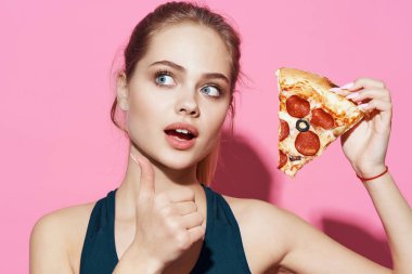 Şirin sarışın şarkıcı spor atıştırmalığı pembe arka plan