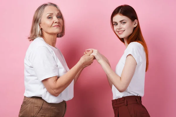 Mutter und Tochter in weißen T-Shirts umarmen Familienfreundschaft — Stockfoto