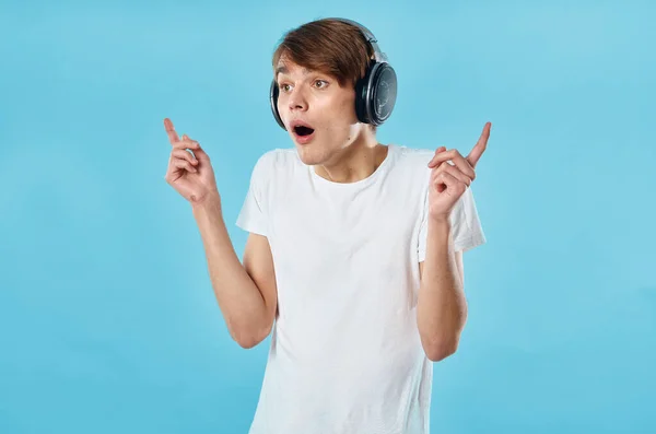 Man met hoofdtelefoon in een wit t-shirt joystick entertainment spelcomputer — Stockfoto