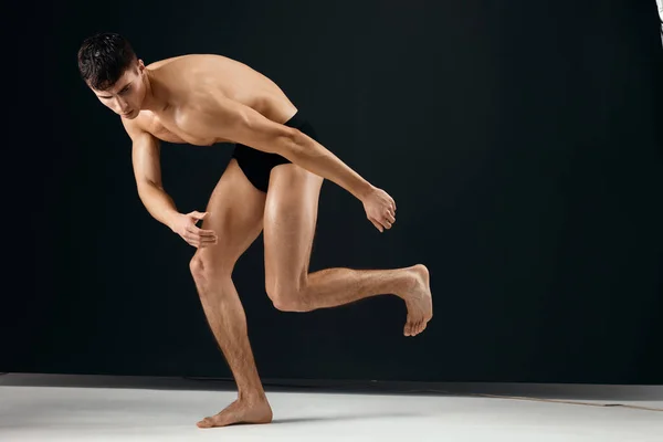 Спортсмен з перекачуванням голого тіла в чорних трусиках зігнутого тіла — стокове фото