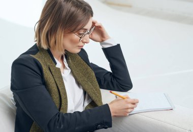 Kanepede oturan iş kadını mülakat müdürü.