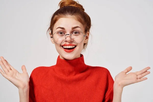 Retrato de uma mulher com óculos posando modelo divertido Studio — Fotografia de Stock