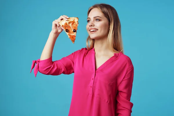 Mujer en una camisa rosa con pizza en las manos comida chatarra de cerca — Foto de Stock