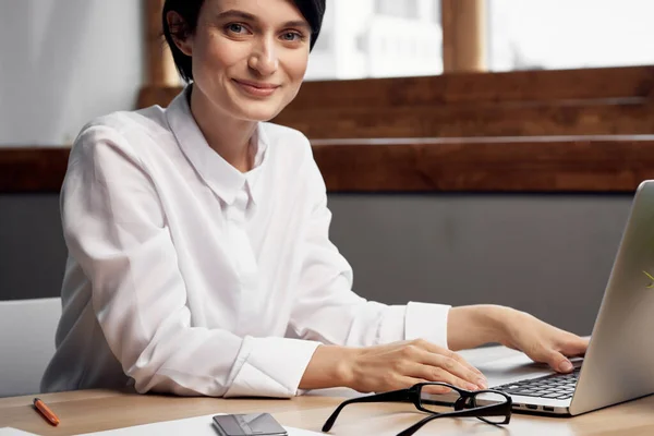 Zakelijke vrouw zit aan haar bureau voor laptop secretaris Professional — Stockfoto