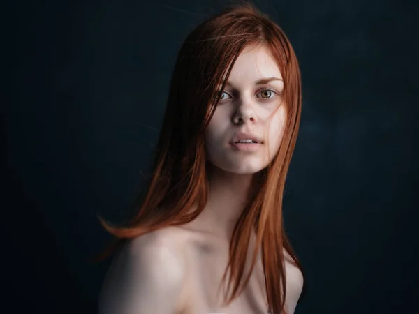 Attrayant rousse femme épaules nues peau claire fond sombre — Photo