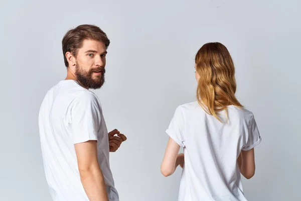 흰색 티셔츠 디자인 스튜디오 뒤를 봐 주는 남성 과 여성 — 스톡 사진