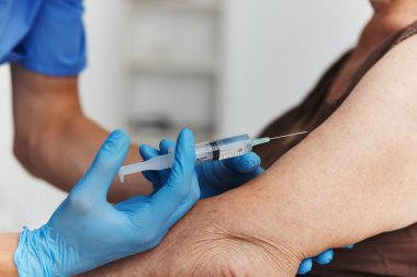 Hastane tedavisinde doktor enjeksiyonları elinde pasaport