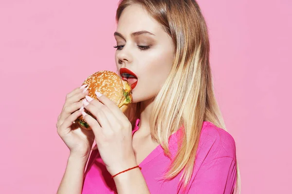 Csinos nő rózsaszín ing hamburger gyorsétterem diéta — Stock Fotó
