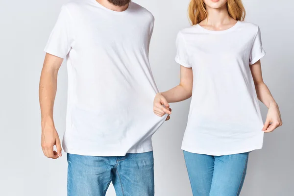 Homem e mulher apontam um para o outro em branco T-shirts espaço de cópia — Fotografia de Stock