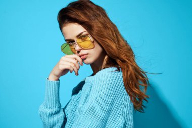 Moda gözlüklü güzel bir kadın. Yaşam tarzı.