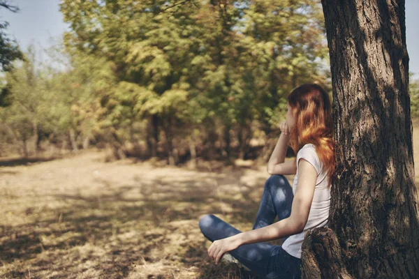 Mulher bonita descansar no campo natureza Estilo de vida verão — Fotografia de Stock