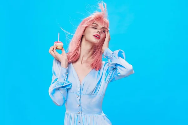 Mulher com cabelo rosa atraente olhar azul modelo fundo — Fotografia de Stock