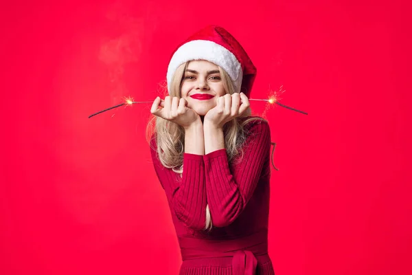 Vacker kvinna i tomte hatt semester jul känslor gnistrar — Stockfoto