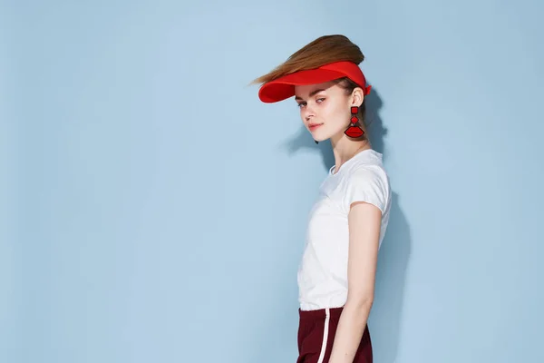 红帽美女，夏装，时尚，蓝色背景 — 图库照片