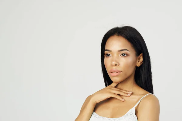Mooie vrouw afrikaanse verschijning en houdt hand op gezicht cosmetica mode close-up — Stockfoto