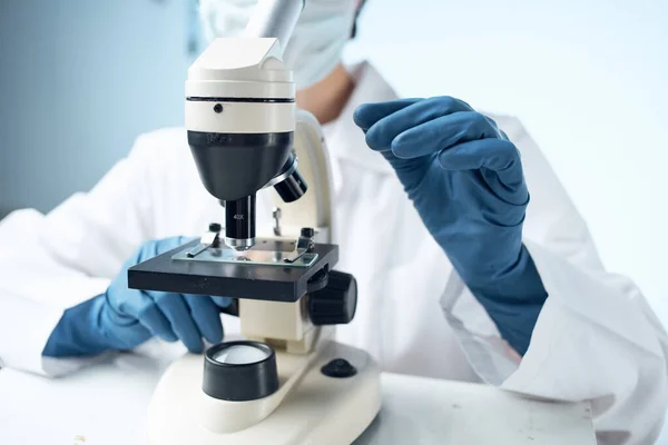 Mujer laboratorio asistente microscopio ciencia tecnología investigación profesional — Foto de Stock
