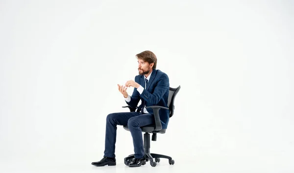 Homme d'affaires assis dans la chaise de bureau travail fond isolé — Photo