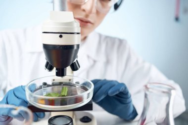 kadın laboratuvar asistanı kimyasal çözüm mikroskop araştırma biyoteknolojisi