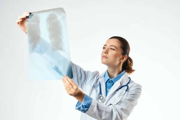 エックス線専門家の診察を受ける白衣の看護師 — ストック写真