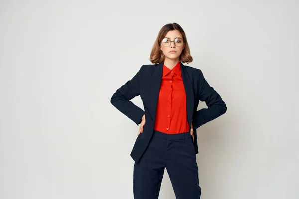 Mujer de negocios en un traje con gafas de trabajo gerente documentos oficiales — Foto de Stock