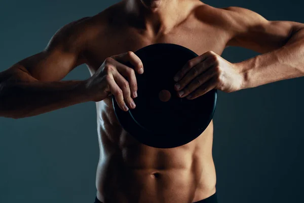 Homem com um bombeamento de exercício físico treino muscular — Fotografia de Stock