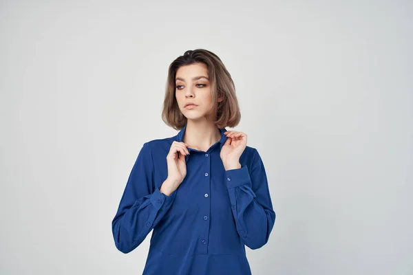 Mujer azul camisas moda posando emociones luz fondo — Foto de Stock