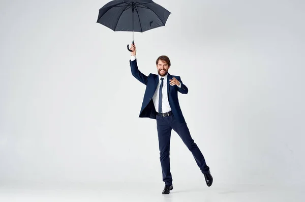 雨傘を差したスーツ姿のビジネスマンが — ストック写真