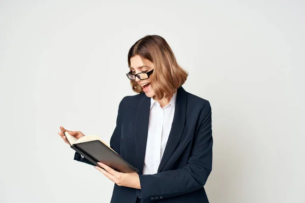 Donna in abito nero indossando occhiali documenti imprenditore lavoro — Foto Stock