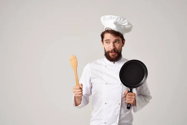 Glada manliga kock Stekpanna i händerna matlagning mat professionell matlagning — Stockfoto