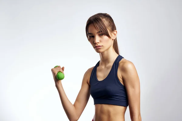 Mulher segurando halteres treino fitness músculos figura magro — Fotografia de Stock